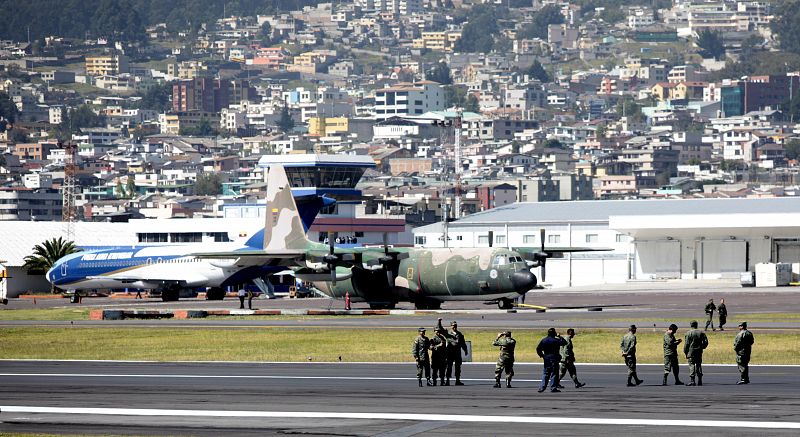 Miembros de las Fuerzas Militares ecuatorianas en las pistas del aeropuerto Mariscal Sucre en Quito (Ecuador)