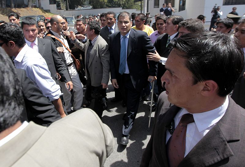 El presidente ecuatoriano, Rafael Correa, en otra imagen intentando salir del centro policial