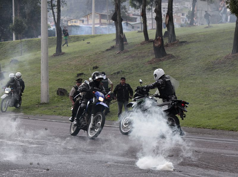 POLICÍAS DISPERSAN CON GASES A GENTE QUE AVANZA A HOSPITAL DONDE ESTÁ CORREA