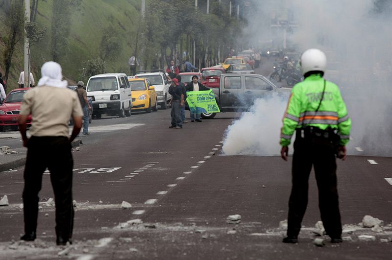 POLICÍAS DISPERSAN CON GASES A GENTE QUE AVANZA A HOSPITAL DONDE ESTÁ CORREA