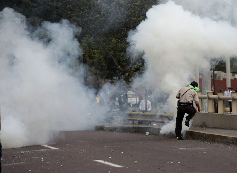 POLICÍAS DISPERSAN CON GASES A GENTE QUE AVANZA A HOSPITAL DONDE ESTÁ CORREA