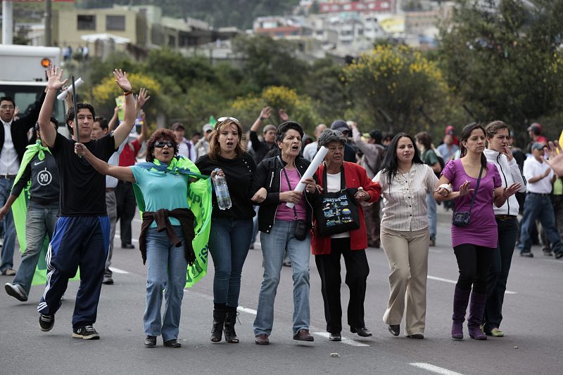 POLICÍAS DISPERSAN CON GASES A GENTE QUE AVANZA A HOSPITAL DONDE ESTÁ CORREA