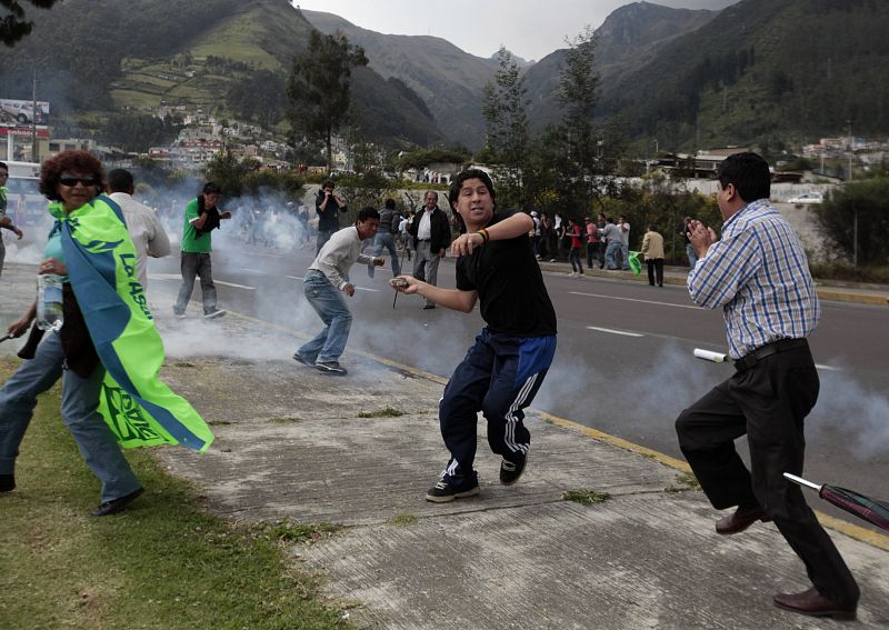 POLICÍAS DISPERSAN CON GASES A GENTE QUE AVANZA A HOSPITAL DONDE ESTÁ CORREA