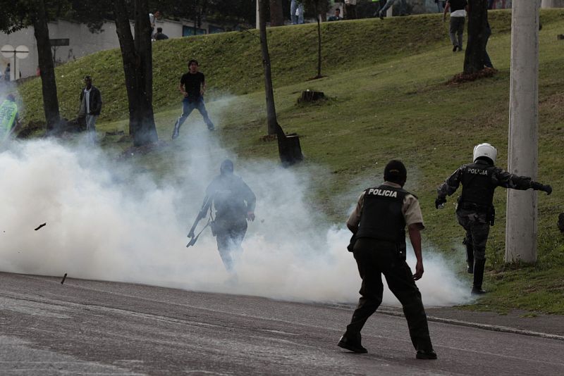 POLICÍAS DISPERSAN CON GASES A GENTE QUE AVANZA A HOSPITAL DONDE ESTÁ CORREA