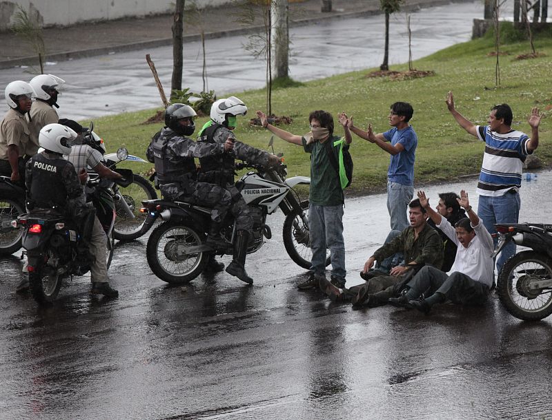 POLICÍAS DISPERSAN CON GASES A GENTE QUE AVANZA A HOSPITAL DONDE ESTÁ CORREA