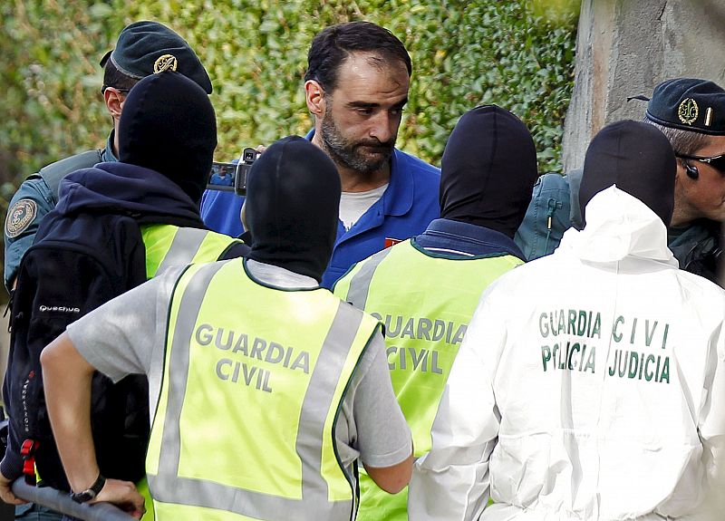 Javier Atristain, uno de los detenidos el pasado miércoles, con los agentes de la Guardia Civil durante el registro