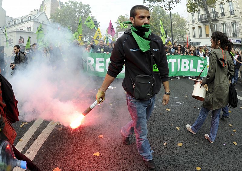 MILES DE FRANCESES SE MANIFIESTAN CONTRA LA REFORMA DE LAS PENSIONES