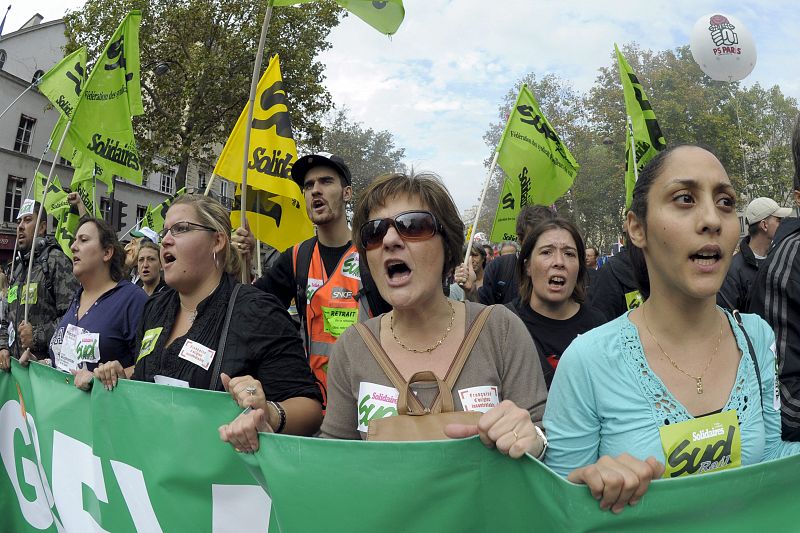 MILES DE FRANCESES SE MANIFIESTAN CONTRA LA REFORMA DE LAS PENSIONES