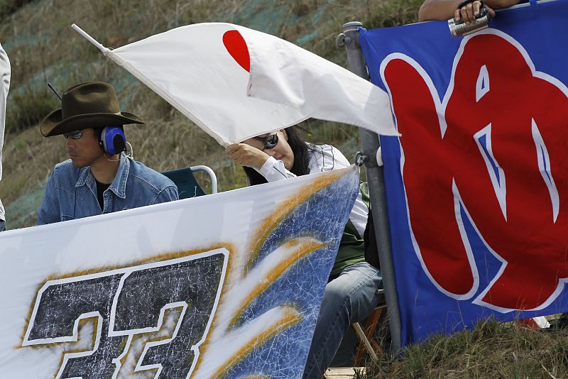 Aunque no haya grandes pilotos japoneses, los aficionados ondean su bandera orgullosos.