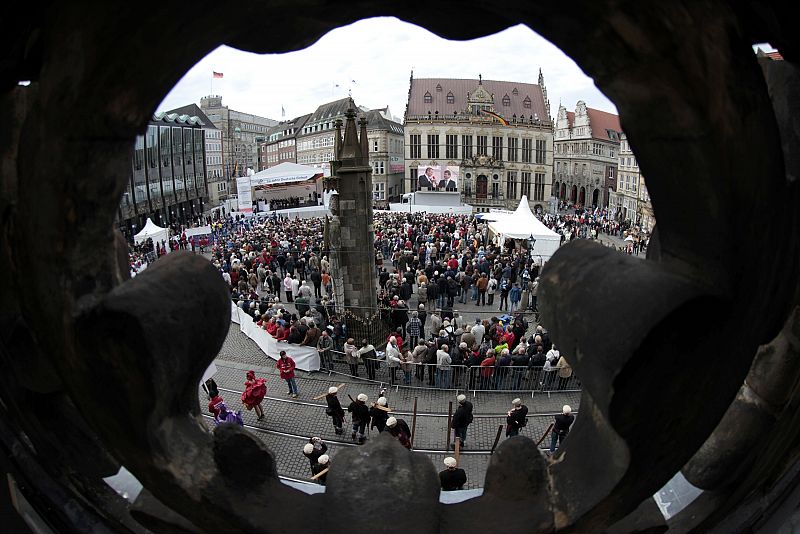 A general view of spectators watching celebrations marking the country's 20th anniversary of reunification in Bremen