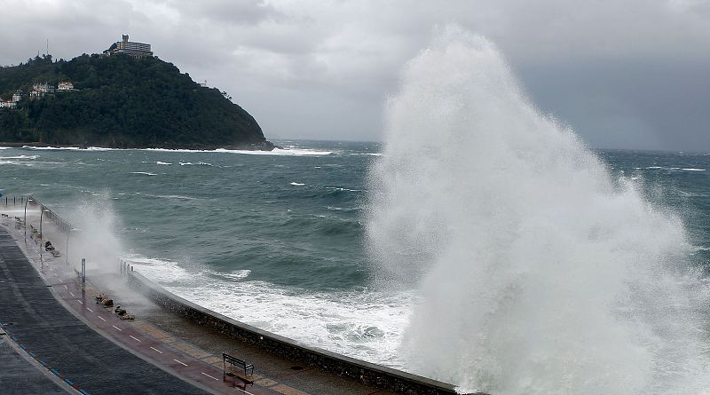 OLEAJE EN EL PASEO NUEVO DE SAN SEBASTIÁN