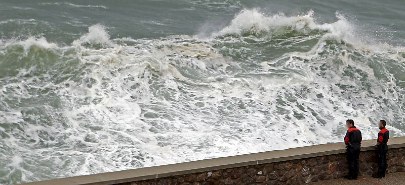 OLEAJE EN EL PASEO NUEVO DE SAN SEBASTIÁN