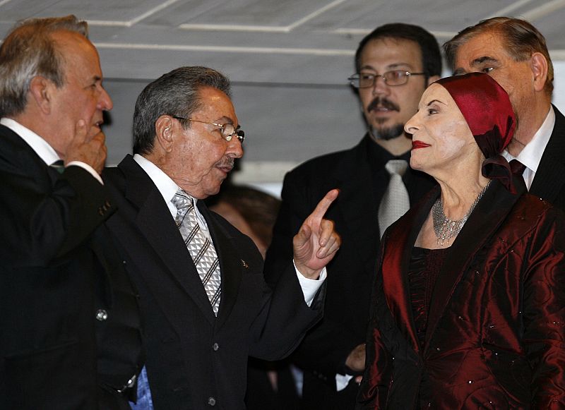 Cuba's President Raul Castro (L) talk to Alicia Alonso, Cuba's prima ballerina assoluta and director of the Cuban National Ballet during the celebration of the  60th anniversary of the Cuban Ballet in Havana