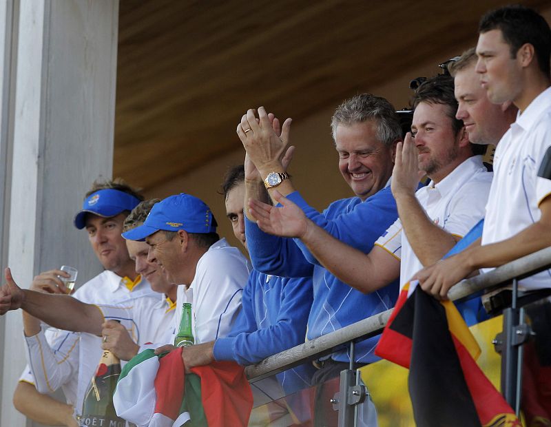 El capitán del equipo de Europa, Colin Montgomerie, se muestra orgulloso tras la victoria.