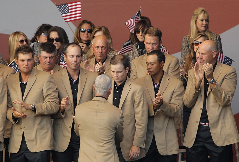 El capitan estadounidense, Corey Pavin, recibe el premio de consolación.