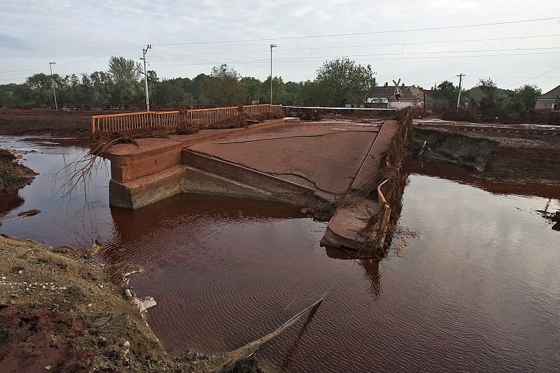 La instalaciones se han visto afectadas por el efecto corrosivo de la sustancia. Es el caso de este puente que se ha derrumbado