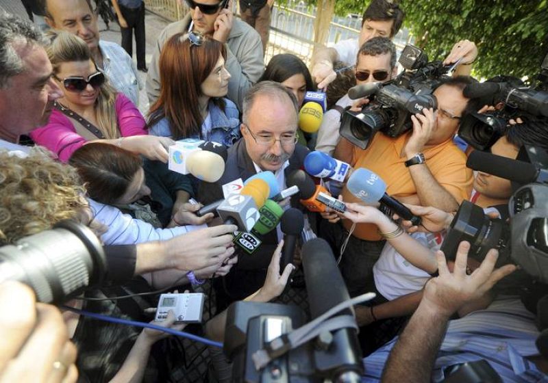 Fernando Berberena, concejal de Urbanismo del Ayuntamiento de Murcia, atiende a los periodistas después de la detención de Guerra. 