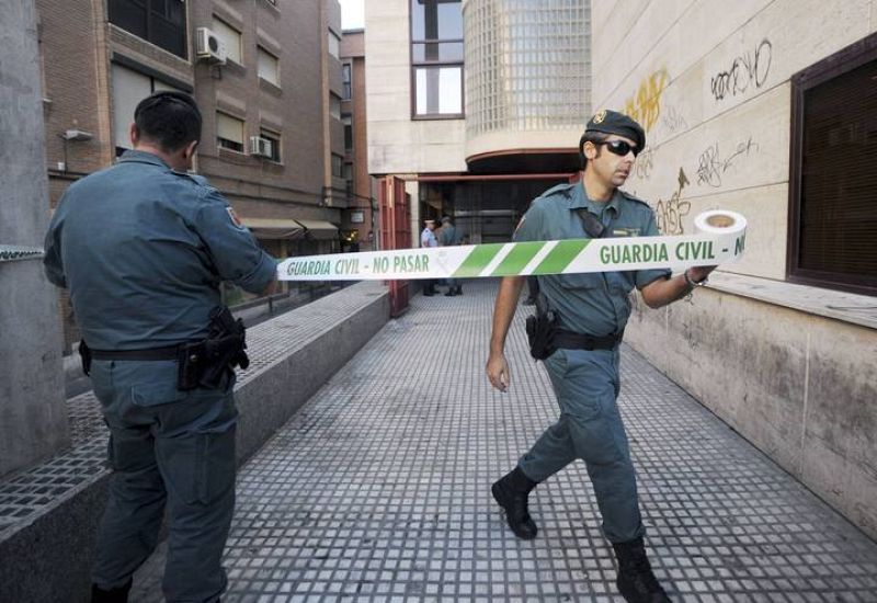 Varios agentes de la Guardia Civil precintan las inmediaciones de a Gerencia de Urbanismo de Murcia. 