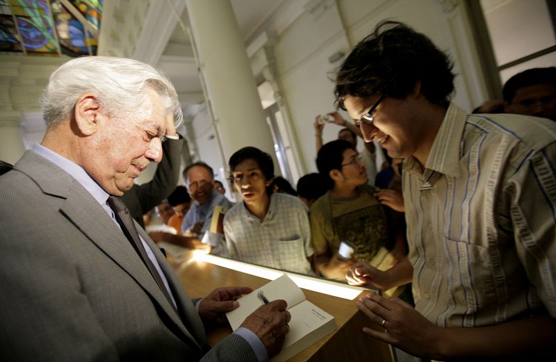 Mario Vargas Llosa, eterno favorito en las quinielas al Premio Nobel, ha conquistado el galardon en 2010.