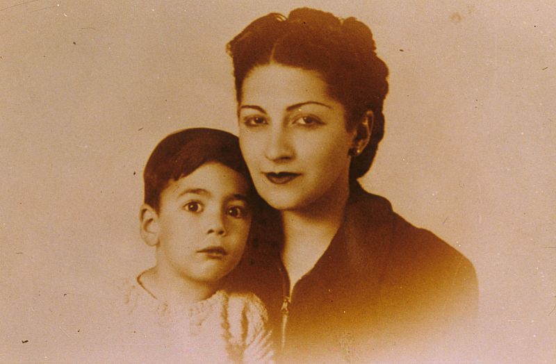 Vargas Llosa junto a su madre