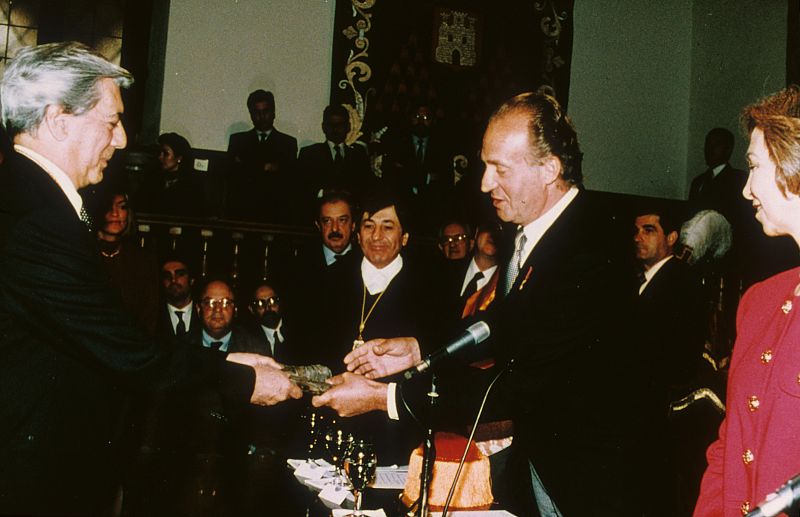 Vargas Llosa recibe el Premio Cervantes en 1994
