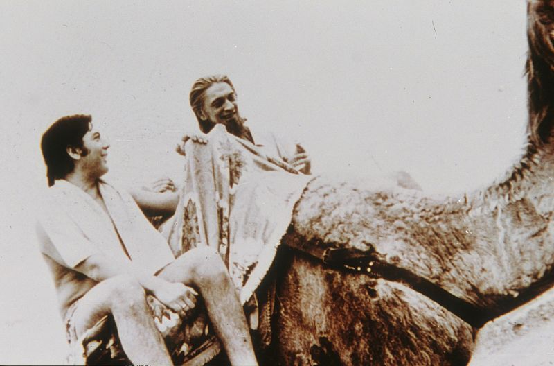 Mario Vargas Llosa y Carlos Barral subidos en un dromedario en Canarias.