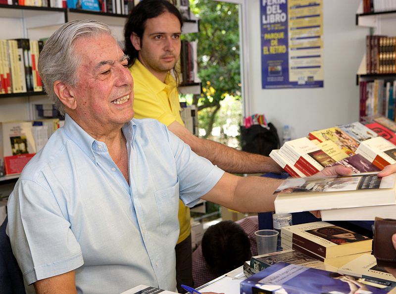 Vargas Llosa firmando libros en una caseta de la Feria de Madrid en mayo de 2006.