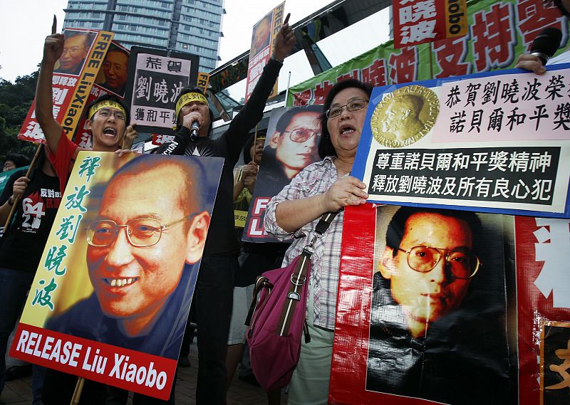 Liu Xiaobo se encuentra en prisión desde el pasado diciembre, cumpliendo una pena de cárcel de 11 años por haber escrito un manifiesto pidiendo la libertad de expresión. Tras conocer la noticia del premio, sus partidarios se han movilizado para pedir