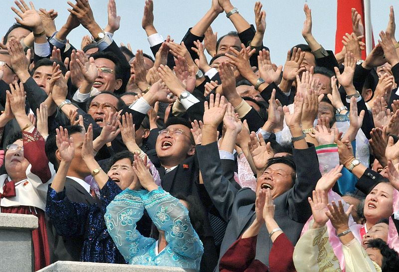 Público aplaudiendo durante el desfile en Pyongyang, Corea del Norte