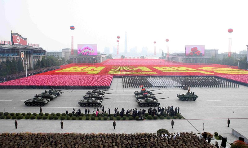 Panorámica del desfile en el que se conmemora el 65 aniversario de la fundación del Partido de los Trabajadores de Corea del Norte