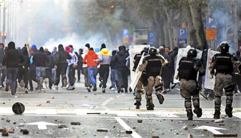 AL MENOS 44 HERIDOS EN BELGRADO EN CHOQUES ENTRE GRUPOS HOMÓFOBOS Y POLICÍAS 