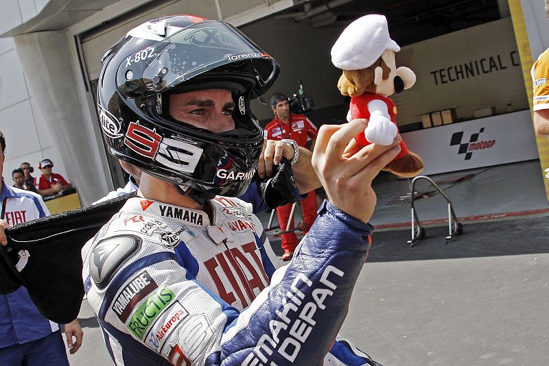 Jorge Lorenzo, con un muñeco de Mario Bros.