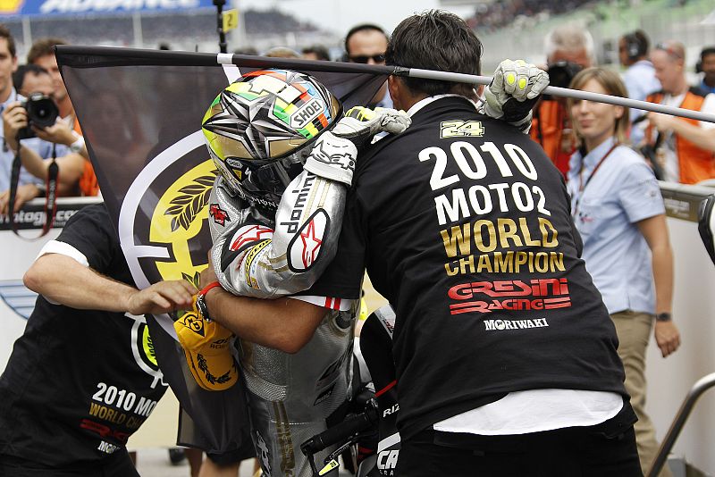 Toni Elías se abraza a un miembro de su equipo.