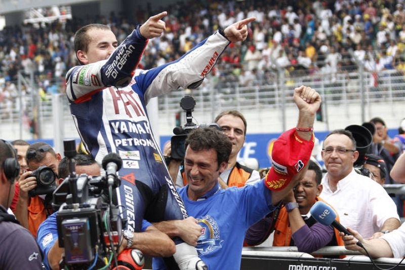 Los miembros de su equipo compartieron su alegría.