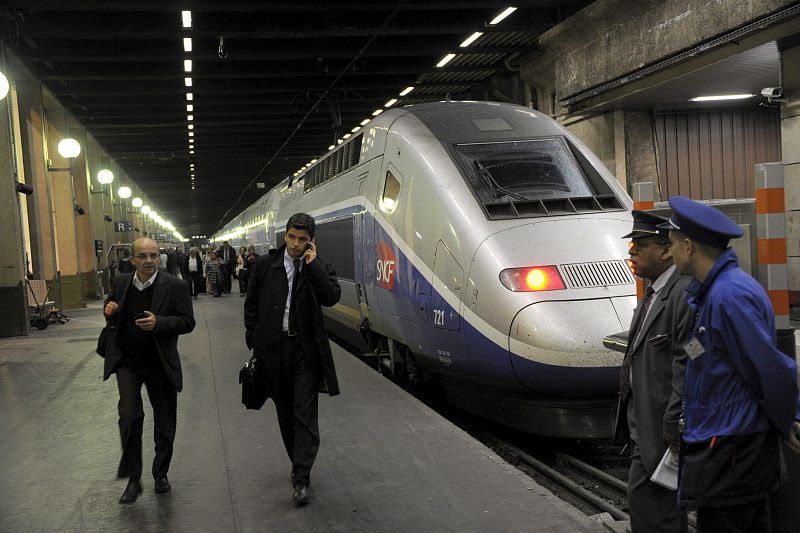 Pasajeros llegan al andén donde se toma el tren de alta velocidad (TGV), en la estación de trenes Gare de Lyon, en París, Francia, el 11 de octubre de 2010