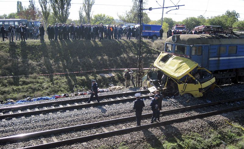 AL MENOS 38 MUERTOS EN LA COLISIÓN DE UNA LOCOMOTORA CON AUTOBÚS DE PASAJEROS