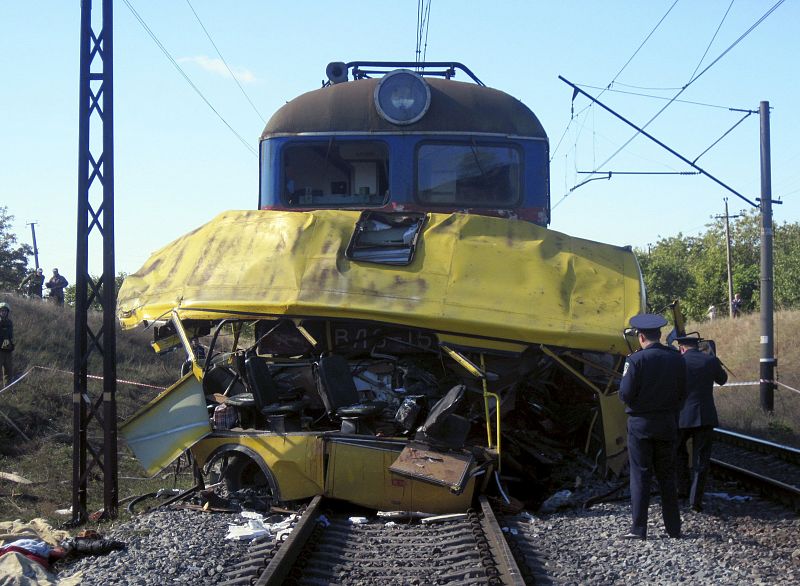 AL MENOS 38 MUERTOS EN LA COLISIÓN DE UNA LOCOMOTORA CON AUTOBÚS DE PASAJEROS