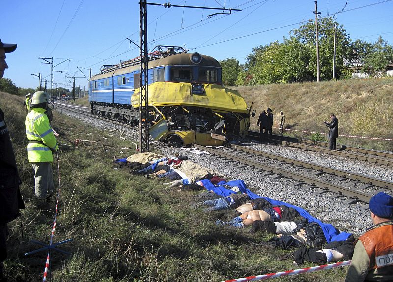 AL MENOS 38 MUERTOS EN LA COLISIÓN DE UNA LOCOMOTORA CON AUTOBÚS DE PASAJEROS