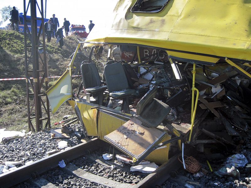 AL MENOS 38 MUERTOS EN LA COLISIÓN DE UNA LOCOMOTORA CON AUTOBÚS DE PASAJEROS