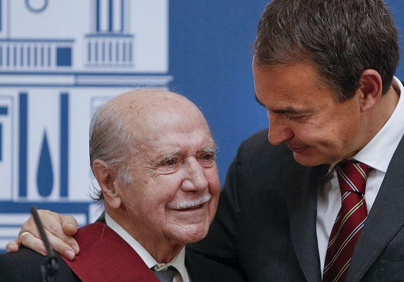 MANUEL ALEXANDRE RECIBE EMOCIONADO LA GRAN CRUZ DE ALFONSO X EL SABIO