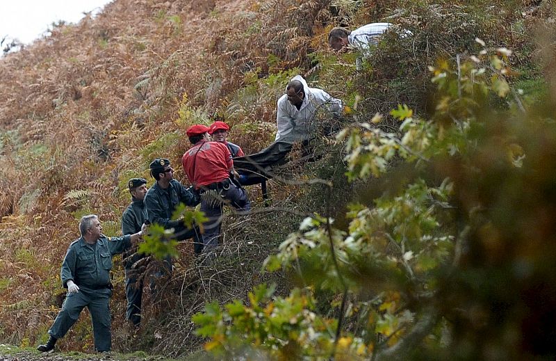 Agentes de la Policía Foral y de la Guardia Civil rescatan el segundo cadáver de los tres fallecidos.