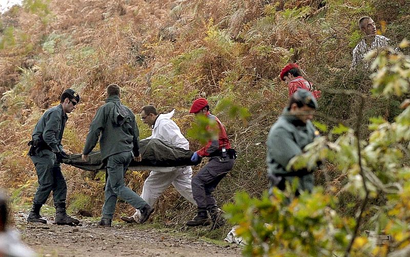 Agentes de la Policía Foral y de la Guardia Civil rescatan el tercer cadáver de los tres fallecidos.