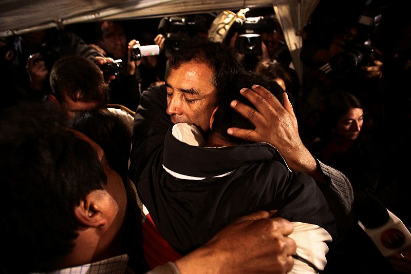 Alfonso Ávalos, padre del minero atrapado Florencio Ávalos, celebra el rescate de su hijo de la mina San José, cerca de Copiapó (Chile)