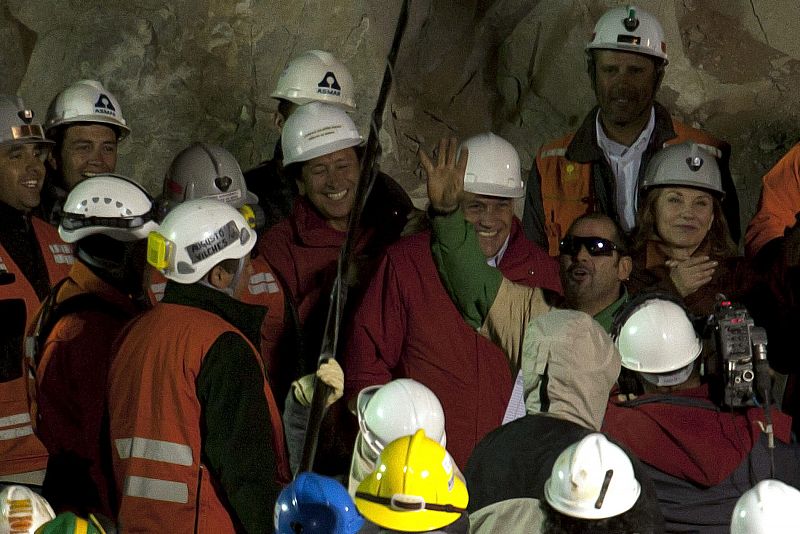 El minero Mario Sepúlveda, el segundo minero en salir a la superficie, celebra junto al presidente chileno, Sebastián Piñera, su rescate de la Mina San José.