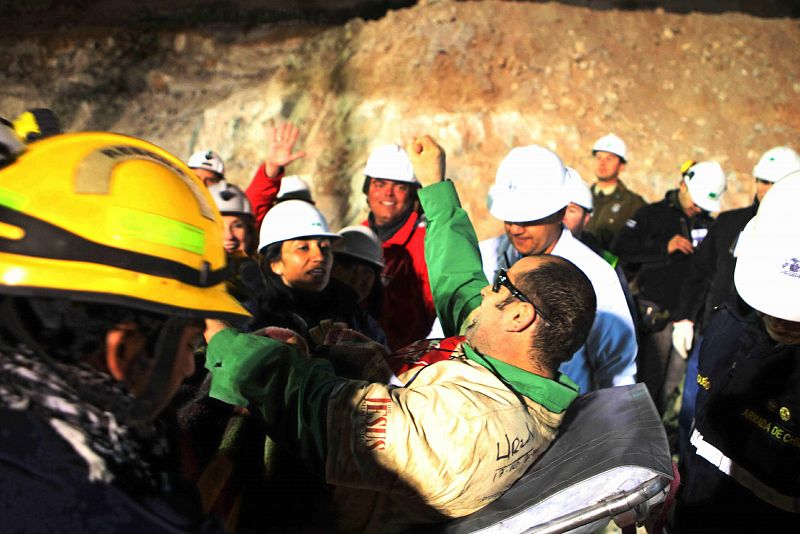 El segundo minero en ser rescatado, Mario Sepúlveda, es conducido en una camilla por el equipo de médicos tras vivir 69 días bajo tierra junto a 32 compañeros en el yacimiento de San José, en Chile.