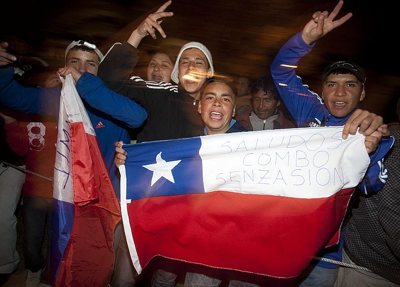 Ciudadanos de Copiapó, en Chile, celebran el rescate de los primeros mineros del yacimiento San José