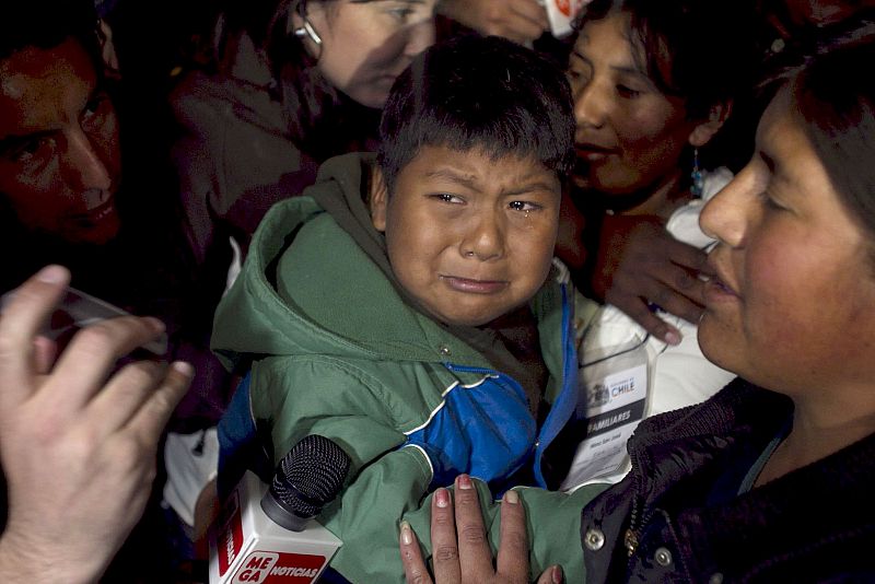 Marcelo Pacaje, sobrino del minero boliviano Carlos Mamani, celebra el rescate de su tío.