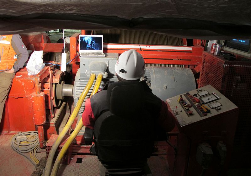 Un operadorio que participa en el rescate sigue las tareas por un monitor.