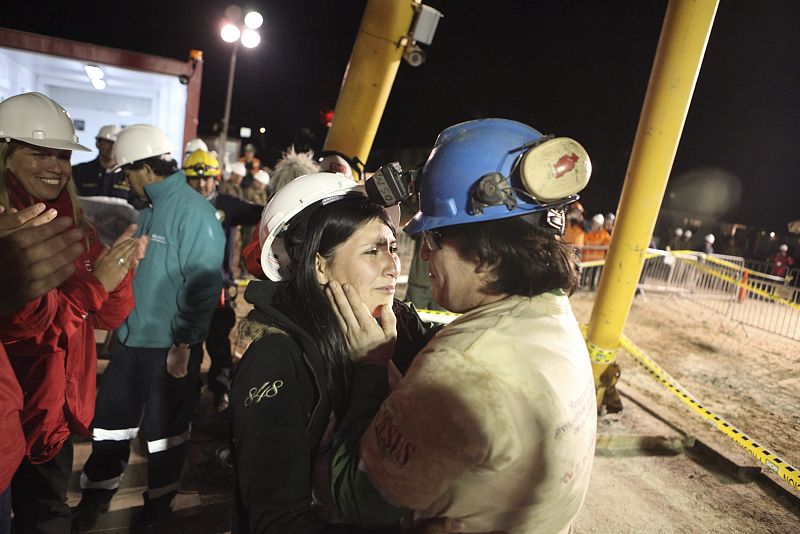 Osman Araya, abraza a su mujer en la superficie tras pasar más de dos meses atrapado a 700 metros de profundidad.