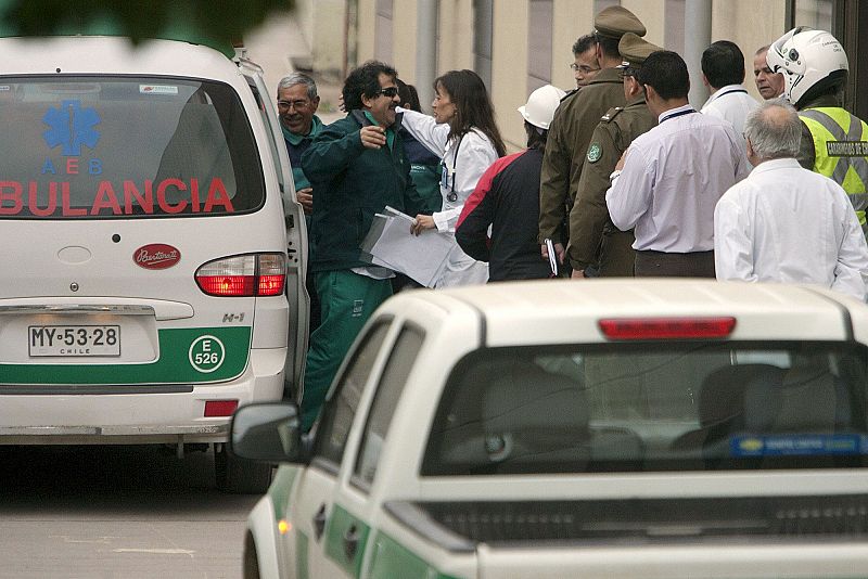 Un médico recibe al minero Juan Illanes, en el centro con gafas, a su llegada al hospital regional de Copiapó, en Chile